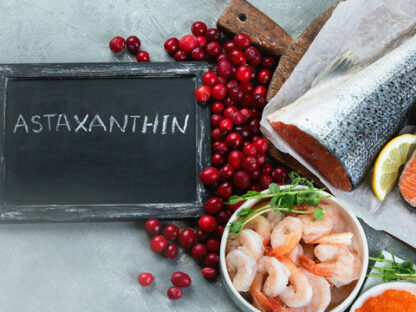 Astaxantín je čoraz populárnejší karotenoid, ktorý patrí do podtriedy xantofylu. Prirodzene sa vyskytuje v určitých riasach a má farebný rozsah od červenej po ružovú. Nejaký astaxantín možno nájsť aj v špecifických druhoch morských plodov.