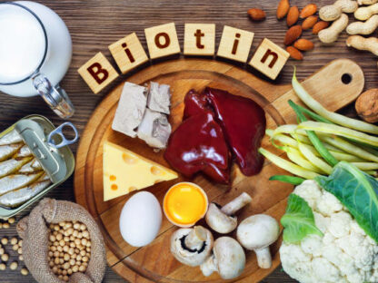 Biotín je vitamín B často odporúčaný pre zdravie vlasov. Keďže nedostatok biotínu môže viesť k rednutiu vlasov, niektorí ľudia tvrdia, že užívanie biotínových doplnkov môže vlasy zahustiť a stimulovať rast.Biotín je vitamín B často odporúčaný pre zdravie vlasov