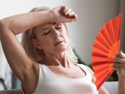 Menopauza je, keď žena prestane mať menštruáciu a už nie je schopná prirodzene otehotnieť. Aké sú symptómy a ako znížiť neprijemné príznaky?