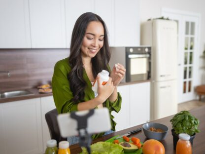 Čo je to multivitamín? Multivitamíny sú doplnky, ktoré obsahujú mnoho rôznych vitamínov a minerálov, niekedy spolu s inými zložkami.Multivitamín môže tiež kompenzovať zlé stravovacie návyky a dokonca znížiť riziko chronických chorôb. Čo je na tom pravdy a aké sú skutočné účinky?