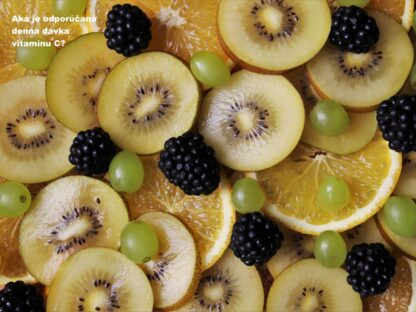 Aká je odporúčaná denná dávka vitamínu C?Vitamín C je vo vode rozpustný vitamín, ktorý podporuje normálny rast a vývoj a pomáha Vášmu telu absorbovať železo. Pretože Vaše telo neprodukuje ani neukladá vitamín C, je dôležité zahrnúť ho do stravy. Pomaranč alebo pohár jahôd, nakrájanú červenú papriku alebo brokolicu poskytujú väčšine ľudí dostatok vitamínu C na celý deň.Vitamín C je vo vode rozpustný vitamín, ktorý podporuje normálny rast a vývoj a pomáha Vášmu telu absorbovať železo. Pretože Vaše telo neprodukuje ani neukladá vitamín C, je dôležité zahrnúť ho do stravy. Pomaranč alebo pohár jahôd, nakrájanú červenú papriku alebo brokolicu poskytujú väčšine ľudí dostatok vitamínu C na celý deň.