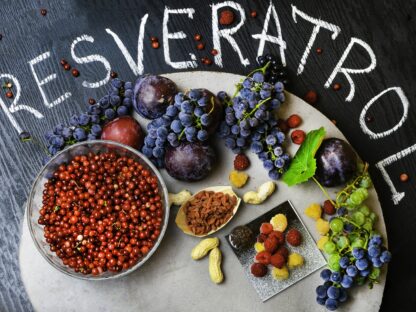 Resveratrol je súčasťou skupiny zlúčenín nazývaných polyfenoly. Hovorí sa o nich, že pôsobia ako antioxidanty a chránia telo pred poškodením, ktoré Vás môže vystaviť vyššiemu riziku napríklad rakoviny a srdcových chorôb.