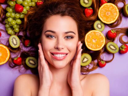 Vitamíny na pleť a pokožku-Ak sú vitamíny stopové prvky, ktoré naše telo potrebuje, aby fungovalo, potom je len logické, že používanie najlepších vitamínov pre Vašu pokožku môže mať zásadný vplyv na Váš vzhľad. Vitamíny na pleť. Pretože vitamíny sú nevyhnutné pre vaše zdravie a funkcie tela, nedostatok vitamínov môže mať nepriaznivé účinky na pokožku. Vitamíny na pleť