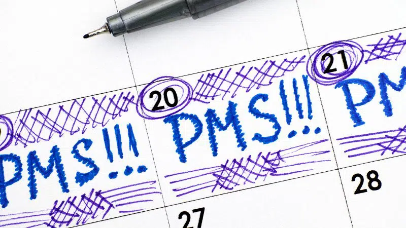PMS je veľmi častý stav. Jeho príznaky postihujú viac ako 90 percent menštruujúcich žien. Príznaky začínajú päť až 11 dní pred menštruáciou a zvyčajne ustúpia, hneď ako menštruácia začne.