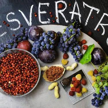 Resveratrol je súčasťou skupiny zlúčenín nazývaných polyfenoly. Hovorí sa o nich, že pôsobia ako antioxidanty a chránia telo pred poškodením, ktoré Vás môže vystaviť vyššiemu riziku napríklad rakoviny a srdcových chorôb.