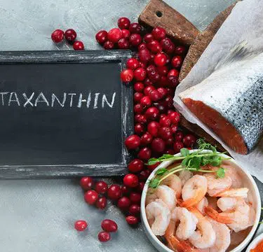 Astaxantín je čoraz populárnejší karotenoid, ktorý patrí do podtriedy xantofylu. Prirodzene sa vyskytuje v určitých riasach a má farebný rozsah od červenej po ružovú. Nejaký astaxantín možno nájsť aj v špecifických druhoch morských plodov.