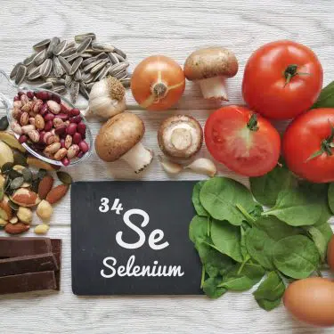 Selén je silný minerál, ktorý je nevyhnutný pre správne fungovanie vášho tela. Hrá rozhodujúcu úlohu v metabolizme a funkcii štítnej žľazy a pomáha chrániť vaše telo pred poškodením spôsobeným oxidačným stresom. A čo viac, selén môže pomôcť posilniť váš imunitný systém, spomaliť mentálny úpadok súvisiaci s vekom a dokonca znížiť riziko srdcových chorôb. Selén je minerál, ktorý môže poskytnúť rôzne zdravotné výhody. Napríklad môže pomôcť s kardiovaskulárnym zdravím, kognitívnymi funkciami a zdravím štítnej žľazy.Selén je minerál, ktorý môže poskytnúť rôzne zdravotné výhody. Napríklad môže pomôcť s kardiovaskulárnym zdravím, kognitívnymi funkciami a zdravím štítnej žľazy.