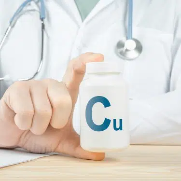 meď